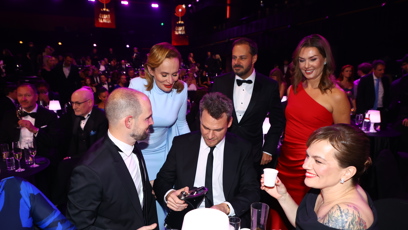 FOTO: Monika Absolonová, Marta Jandová, Xindl X, Jan Maxián si dali s Vojtou Dykem panáčka.