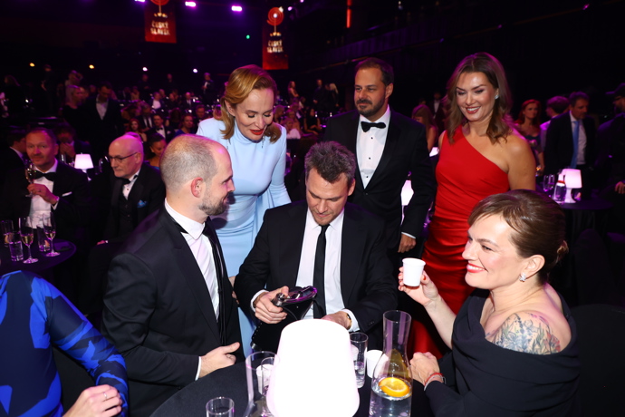 FOTO: Monika Absolonová, Marta Jandová, Xindl X, Jan Maxián si dali s Vojtou Dykem panáčka. – stránka 5