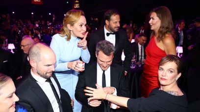 FOTO: Monika Absolonová, Marta Jandová, Xindl X, Jan Maxián si dali s Vojtou Dykem panáčka.