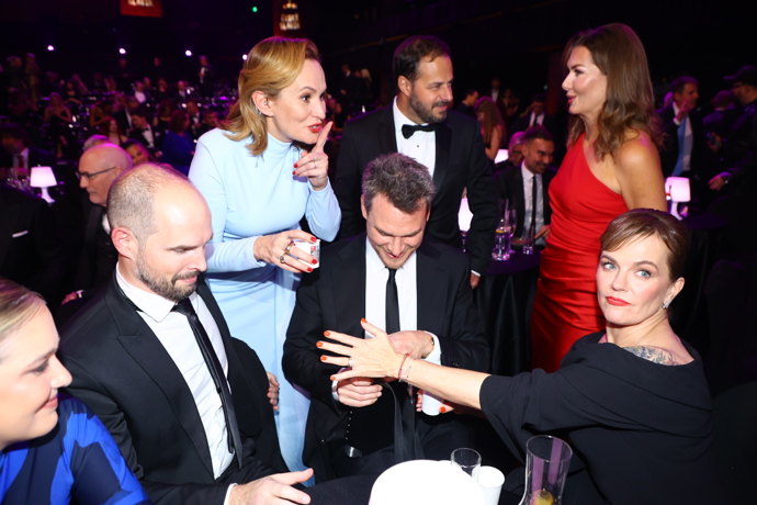 FOTO: Monika Absolonová, Marta Jandová, Xindl X, Jan Maxián si dali s Vojtou Dykem panáčka. – stránka 4