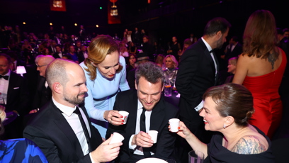 FOTO: Monika Absolonová, Marta Jandová, Jan Maxián si dali s Vojtou Dykem panáčka.