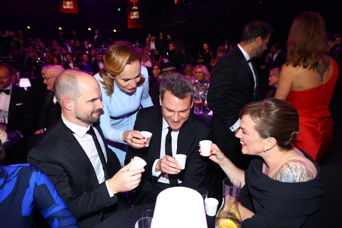 FOTO: Monika Absolonová, Marta Jandová, Jan Maxián si dali s Vojtou Dykem panáčka. – stránka 2