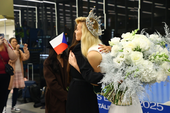 FOTO: Natálie Puškinová při vítání s Taťánou Makarenko. – stránka 3