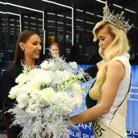 Taťána Makarenko darovala Natalii Puškinové kytici.