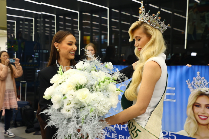 FOTO: Taťána Makarenko darovala Natalii Puškinové kytici. – stránka 2