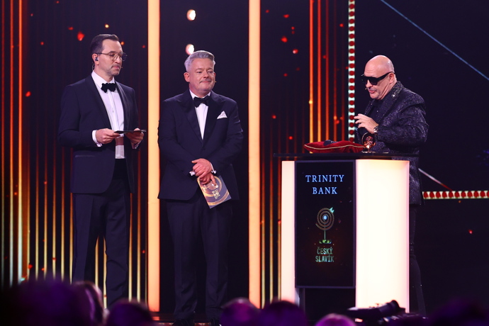 FOTO: Michal David předával cenu objevu roku. – stránka 11