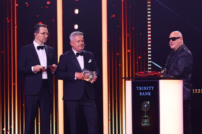 FOTO: Michal David předával cenu. – stránka 10