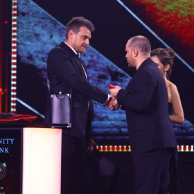 Vojta Dyk převzal cenu z rukou Jakuba Prachaře.