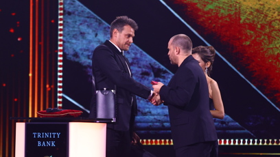 FOTO: Vojta Dyk převzal cenu z rukou Jakuba Prachaře.