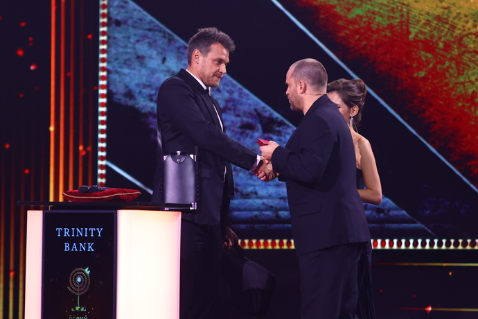 FOTO: Vojta Dyk převzal cenu z rukou Jakuba Prachaře. – stránka 44