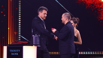 FOTO: Vojta Dyk převzal cenu z rukou Jakuba Prachaře.