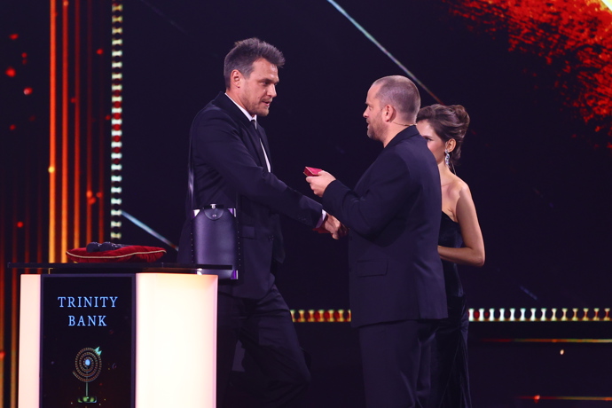 FOTO: Vojta Dyk převzal cenu z rukou Jakuba Prachaře. – stránka 43