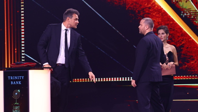 FOTO: Vojta Dyk převzal cenu z rukou Jakuba Prachaře.