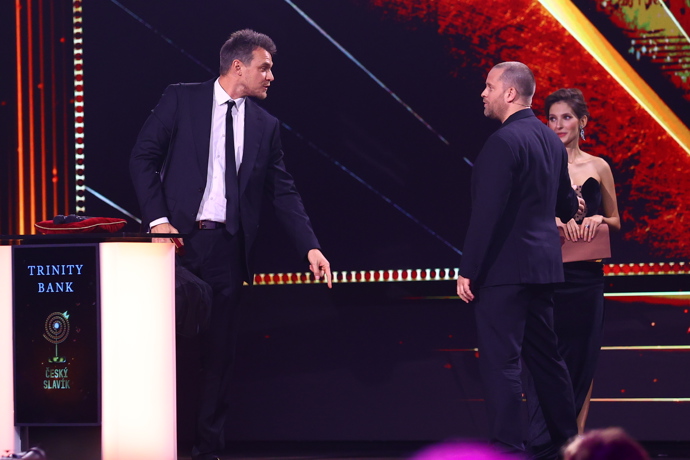 FOTO: Vojta Dyk převzal cenu z rukou Jakuba Prachaře. – stránka 42