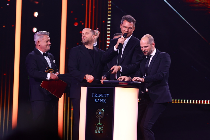 FOTO: Vojta Dyk vystoupil před publikem s Jakubem Prachařem a Janem Maxiánem. – stránka 1