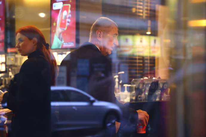 FOTO: Andrej Babiš a marketingová expertka hnutí ANO Aneta Zicklerová na Národní třídě. – stránka 26