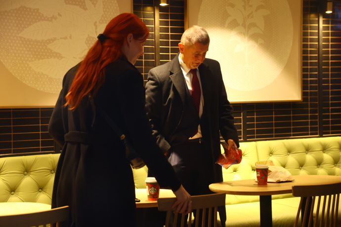 FOTO: Andrej Babiš byl na Národní třídě vypískaný. – stránka 24