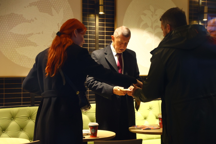 FOTO: Andrej Babiš a marketingová expertka hnutí ANO Aneta Zicklerová se schovali v kavárně Starbucks. – stránka 23