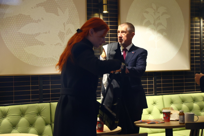 FOTO: Andrej Babiš a marketingová expertka hnutí ANO Aneta Zicklerová na Národní třídě. – stránka 22