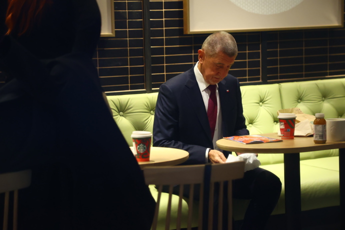 FOTO: Andrej Babiš a marketingová expertka hnutí ANO Aneta Zicklerová na Národní třídě. – stránka 21