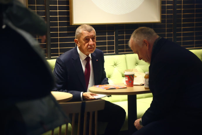 FOTO: Andrej Babiš a marketingová expertka hnutí ANO Aneta Zicklerová na Národní třídě. – stránka 20