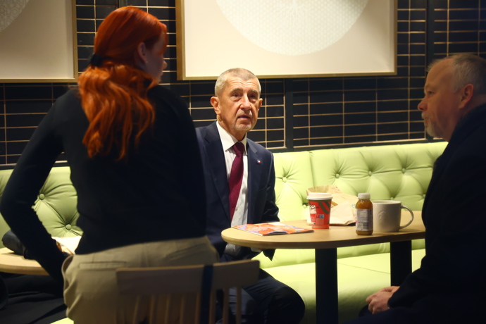 FOTO: Andrej Babiš a marketingová expertka hnutí ANO Aneta Zicklerová na Národní třídě. – stránka 19