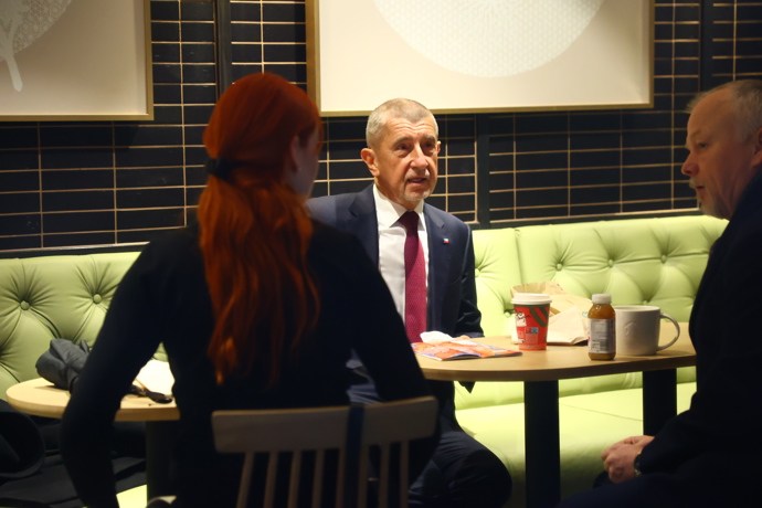 FOTO: Andrej Babiš a marketingová expertka hnutí ANO Aneta Zicklerová na Národní třídě. – stránka 18