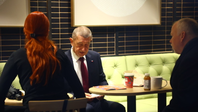 FOTO: Andrej Babiš a marketingová expertka hnutí ANO Aneta Zicklerová na Národní třídě.