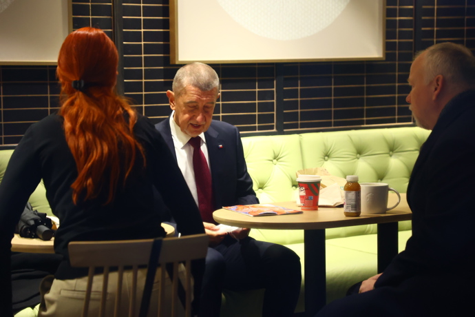 FOTO: Andrej Babiš a marketingová expertka hnutí ANO Aneta Zicklerová na Národní třídě. – stránka 17