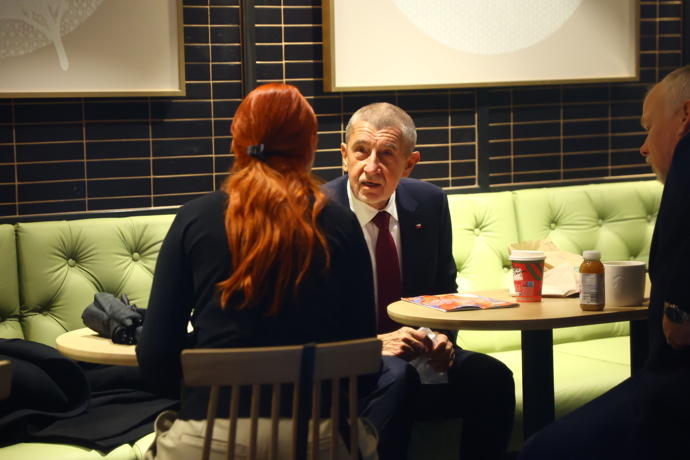 FOTO: Andrej Babiš a marketingová expertka hnutí ANO Aneta Zicklerová na Národní třídě. – stránka 16