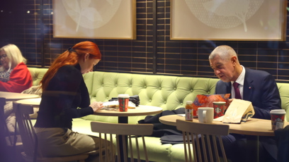 FOTO: Andrej Babiš a marketingová expertka hnutí ANO Aneta Zicklerová na Národní třídě.