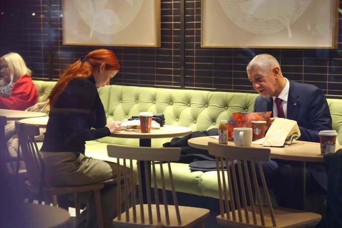 FOTO: Andrej Babiš a marketingová expertka hnutí ANO Aneta Zicklerová na Národní třídě. – stránka 15