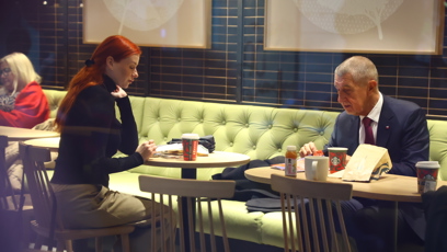 FOTO: Andrej Babiš a marketingová expertka hnutí ANO Aneta Zicklerová na Národní třídě.