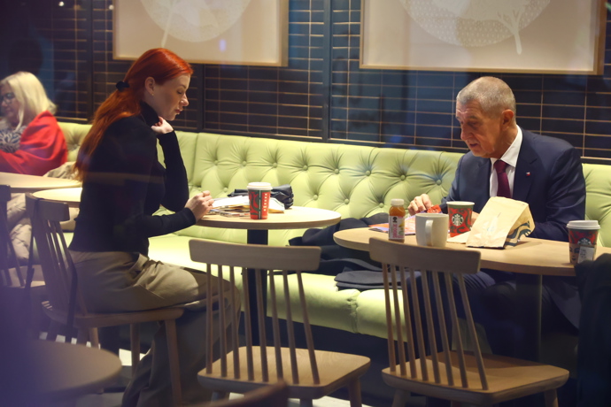 FOTO: Andrej Babiš a marketingová expertka hnutí ANO Aneta Zicklerová na Národní třídě. – stránka 14