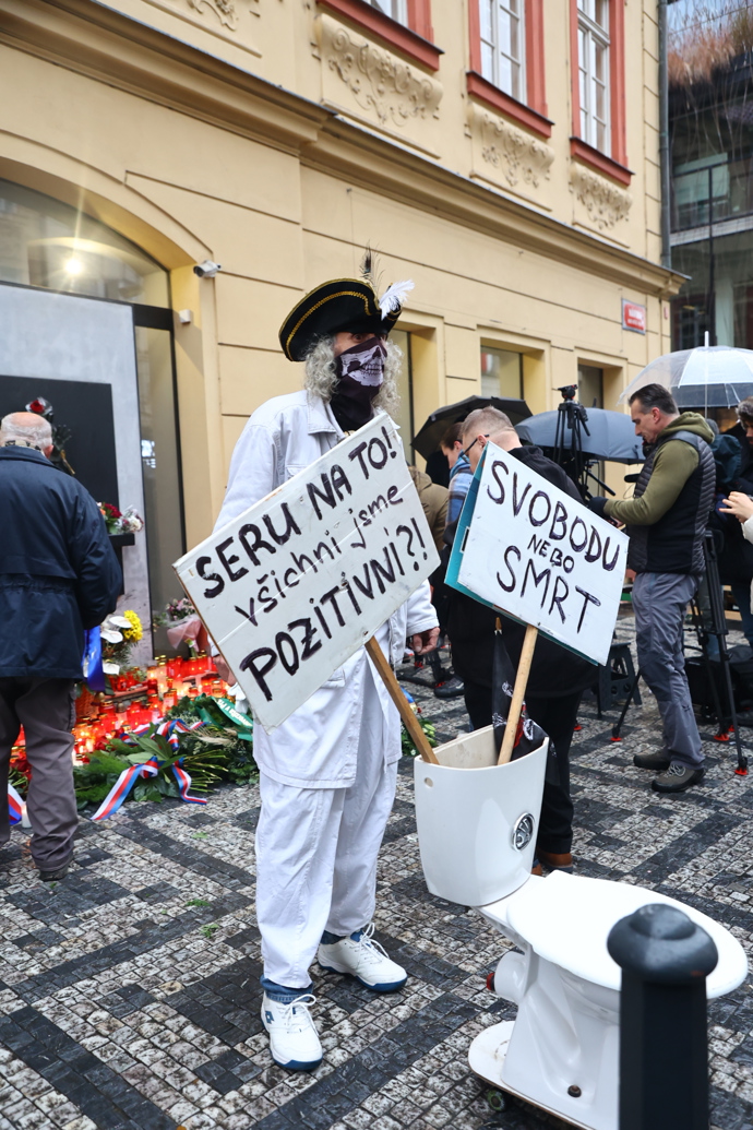 FOTO: Andrej Babiš a marketingová expertka hnutí ANO Aneta Zicklerová na Národní třídě. – stránka 13