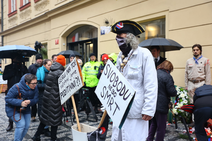 FOTO: Andrej Babiš a marketingová expertka hnutí ANO Aneta Zicklerová na Národní třídě. – stránka 11