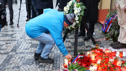 FOTO: Položení věnců a květin na Národní třídě.
