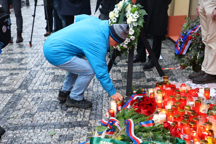FOTO: Položení věnců a květin na Národní třídě. – stránka 10