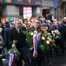 Položení věnců a květin na Národní třídě. 
