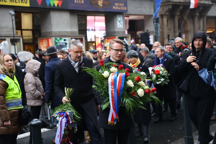 FOTO: Položení věnců a květin na Národní třídě. – stránka 9