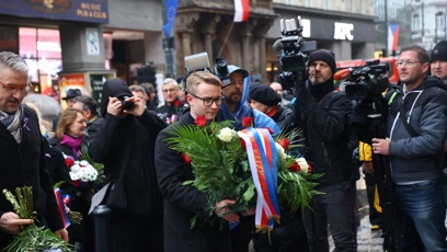 FOTO: Položení věnců a květin na Národní třídě.