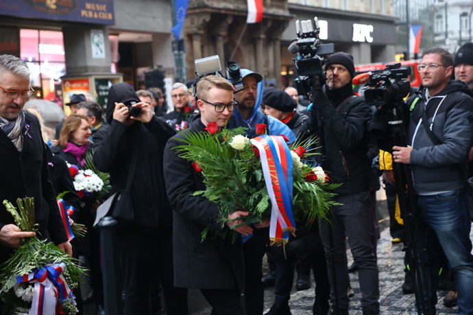 FOTO: Položení věnců a květin na Národní třídě. – stránka 5