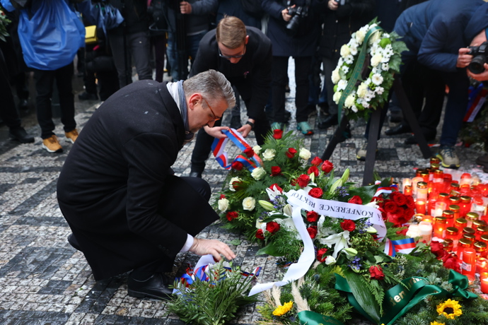 FOTO: Položení věnců a květin na Národní třídě. – stránka 4