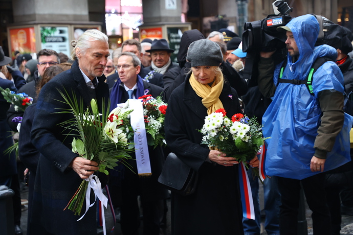FOTO: Položení věnců a květin na Národní třídě. – stránka 8