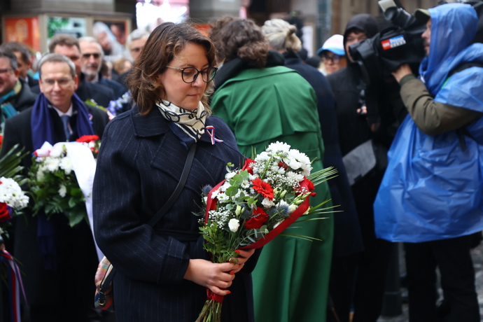 FOTO: Položení věnců a květin na Národní třídě. – stránka 7