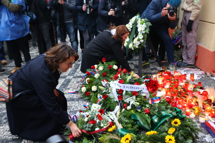 FOTO: Položení věnců a květin na Národní třídě. – stránka 6