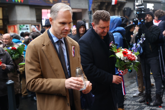 FOTO: Položení věnců a květin na Národní třídě. – stránka 2