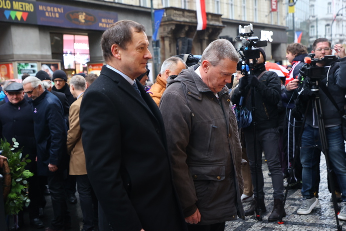 FOTO: Položení věnců a květin na Národní třídě. – stránka 1