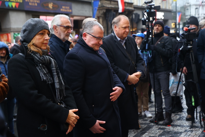 FOTO: Položení věnců a květin na Národní třídě.