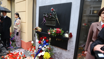 FOTO: Zapálené svíčky na Národní třídě.